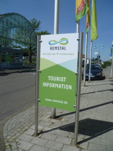 Schild Tourist-Information von Remstal Tourismus e.V. im Bahnhof in Endersbach